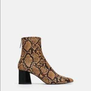 Zara HEELED ANIMAL PRINT ANKLE BOOTS